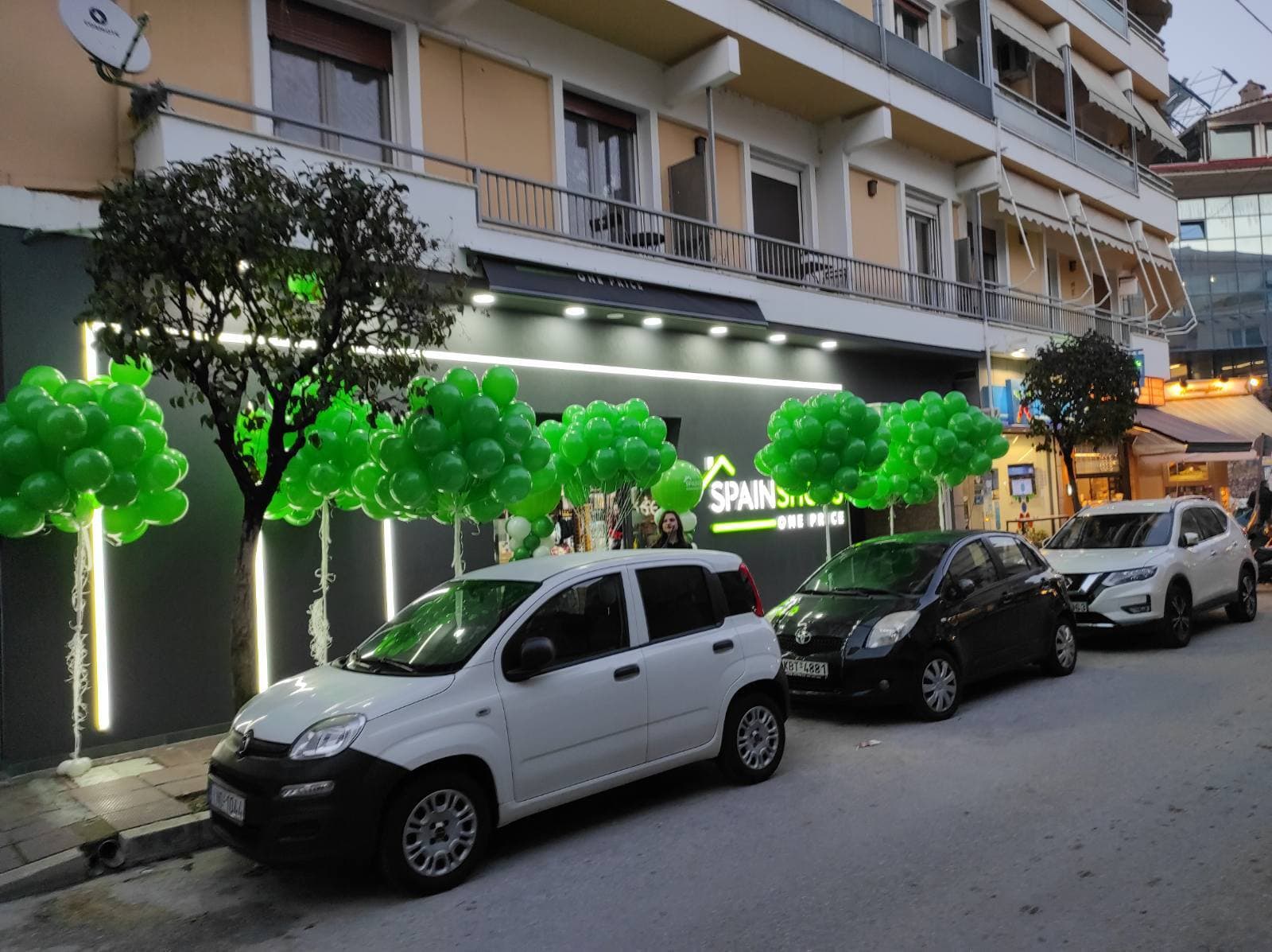 Spain Shops Ιωάννινα - Κολώνες με λογότυπο και μπαλόνια με ήλιον