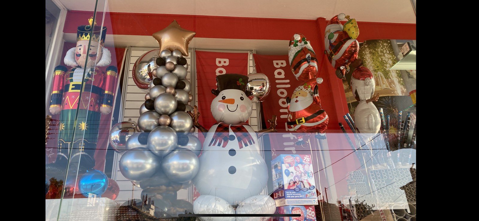 Στολισμός Χριστουγεννιάτικος με μπαλόνια σε βιτρίνα