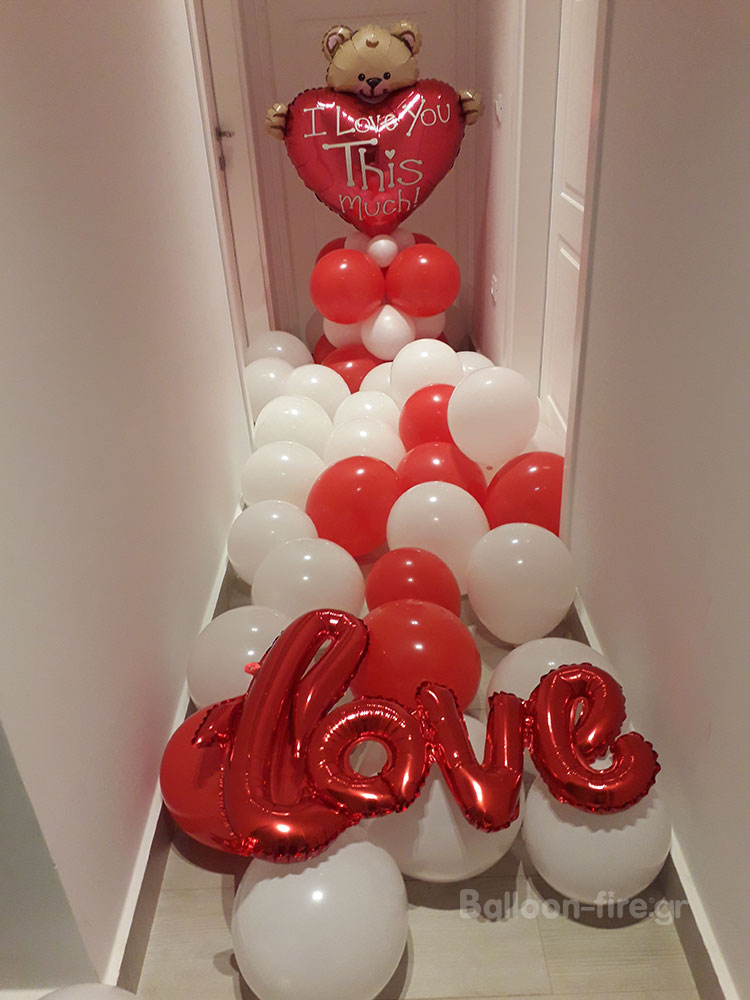 Μπαλόνια στο πάτωμα & Love λέξη και βάση με καρδιά 