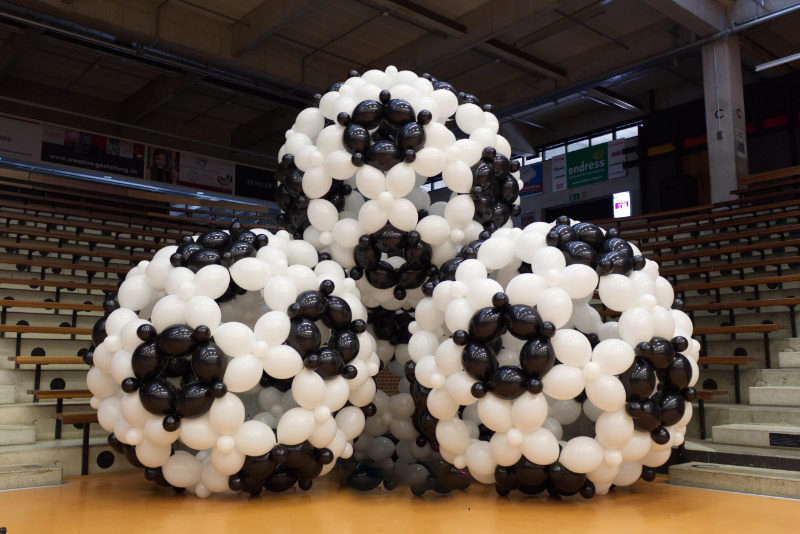 Μπάλα ποδοσφαίρου κατασκευή από μπαλόνια 1