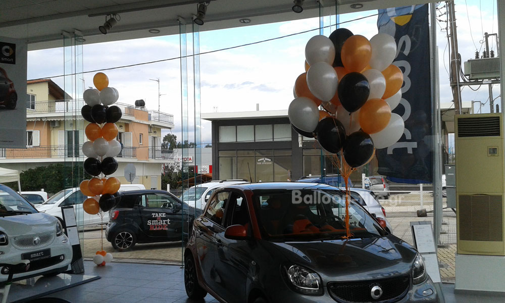 Μπαλόνια με ήλιο σε μπουκέτα | Έκθεση αυτοκινήτων