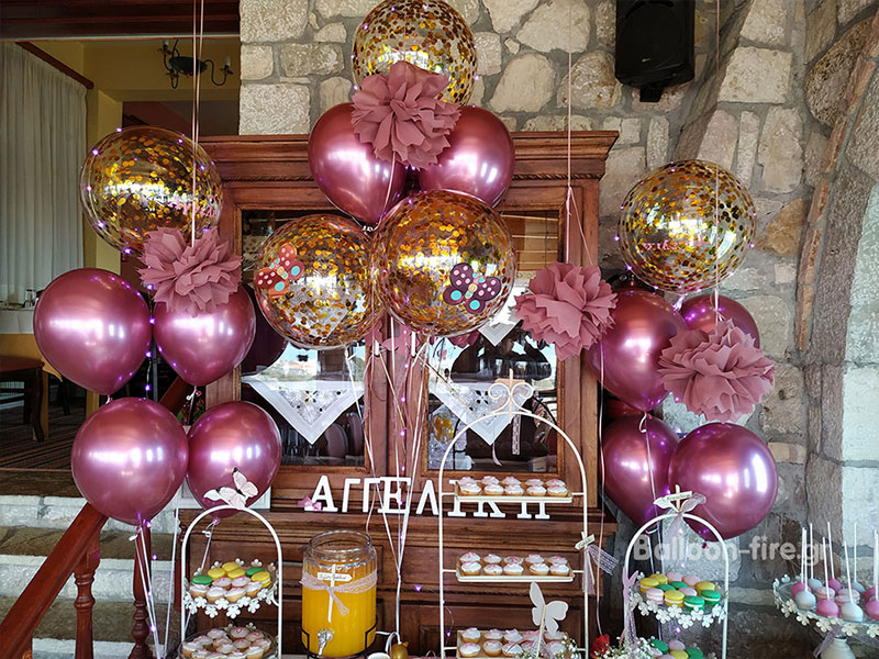 Μπαλόνια με κομφετί και chrome μπαλόνια σε τραπέζι ευχών