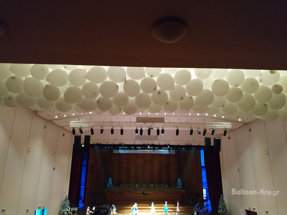 Δίχτυ με μπαλόνια που πέφτουν προς το κόσμο