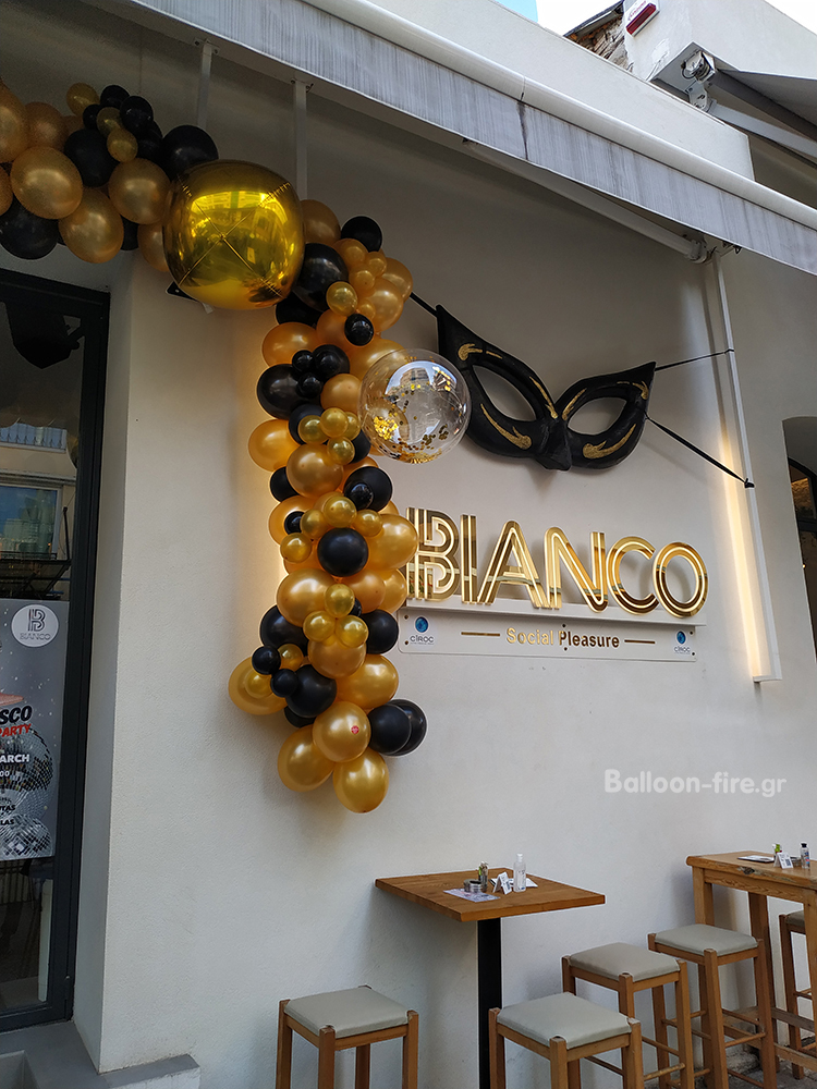 Μπαλόνια αψίδα organic στην είσοδο του καταστήματος BIANCO Πάτρα