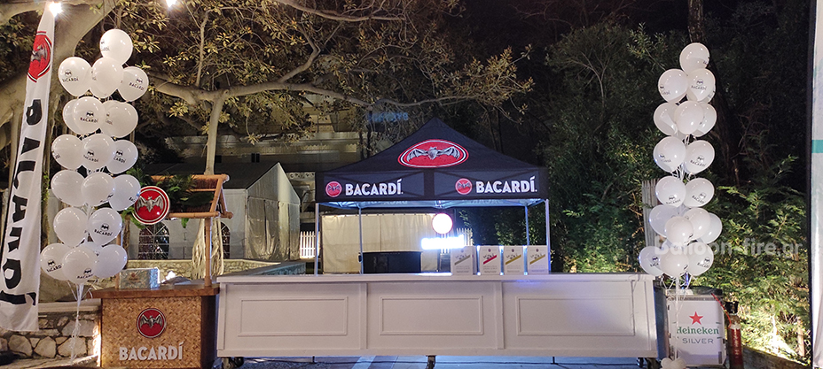 Μπαλόνια σε μπουκέτα τυπωμένα με λογότυπο "Bacardi"