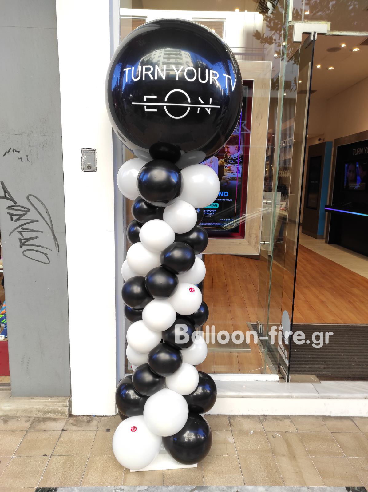 NOVA Εγκαίνια - Στήλες με μπαλόνια με λογότυπο