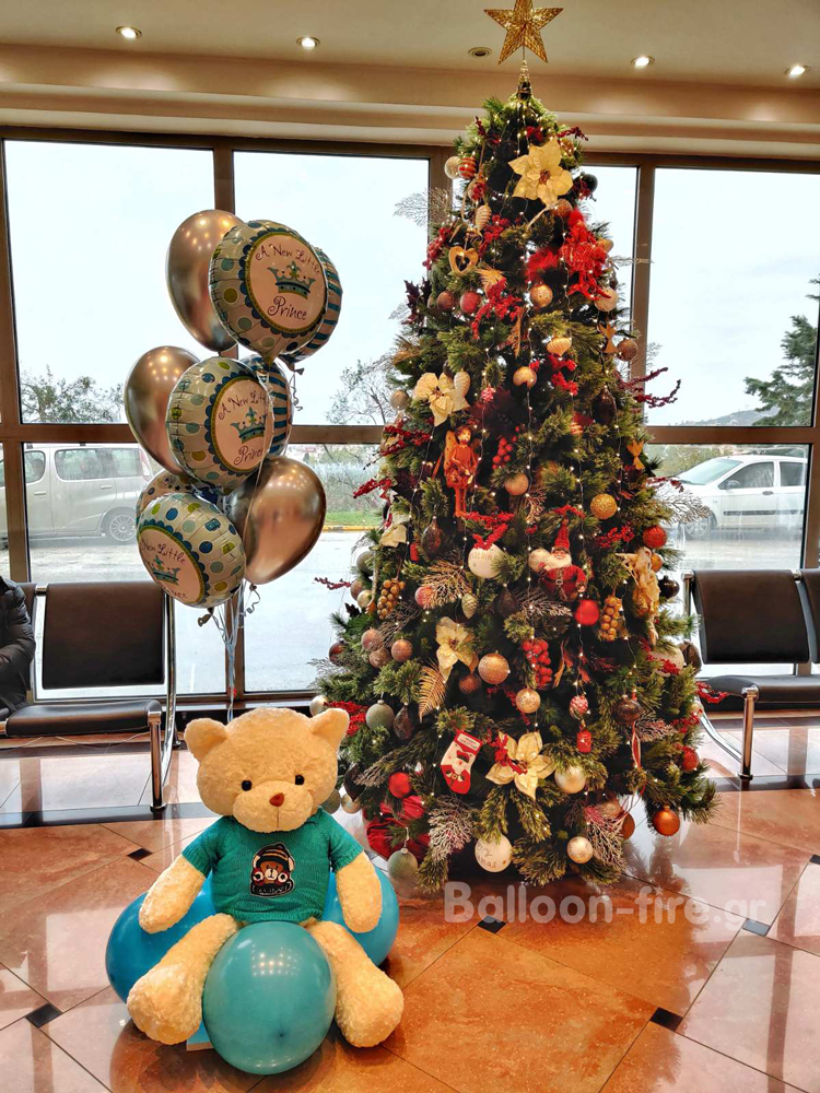 Αρκούδος λούτρινος με μπαλόνια σε Χριστουγεννιάτικο δέντρο