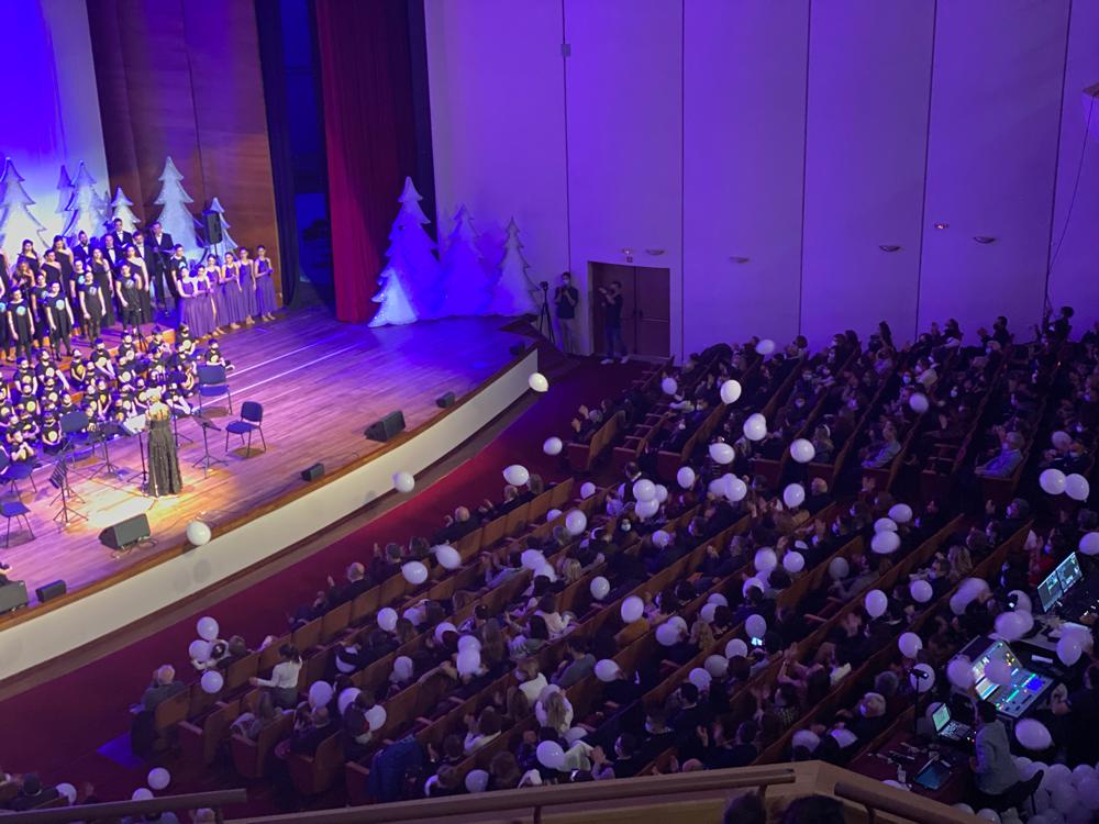 Μπαλόνια από τον ουρανό έπεφταν στο Christmas Holy Night για την χορωδία Cantelena